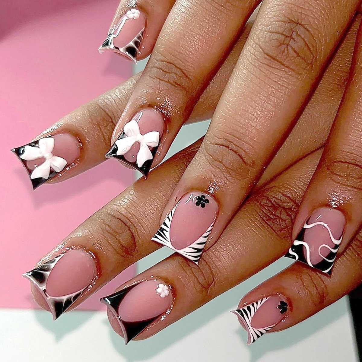 24 stuks nagels om op te plakken, kort, vierkant, nude roze, Franse tip, press-on nagels, met 3D-wit, strikken en bloemendesign, zebra, gestreept, elegante acryl kunstnagels, kunstnagels voor