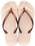 Lichtbruine Ipanema teenslippers met bronskleurige bandjes en merknaam.