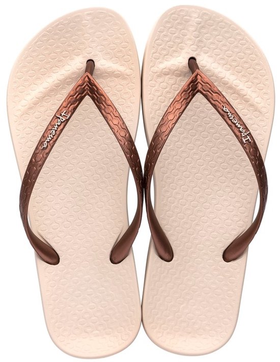 Lichtbruine Ipanema teenslippers met bronskleurige bandjes en merknaam.