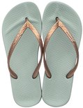 Lichtgroene Ipanema teenslippers met bronzen bandjes, van bovenaf gezien.