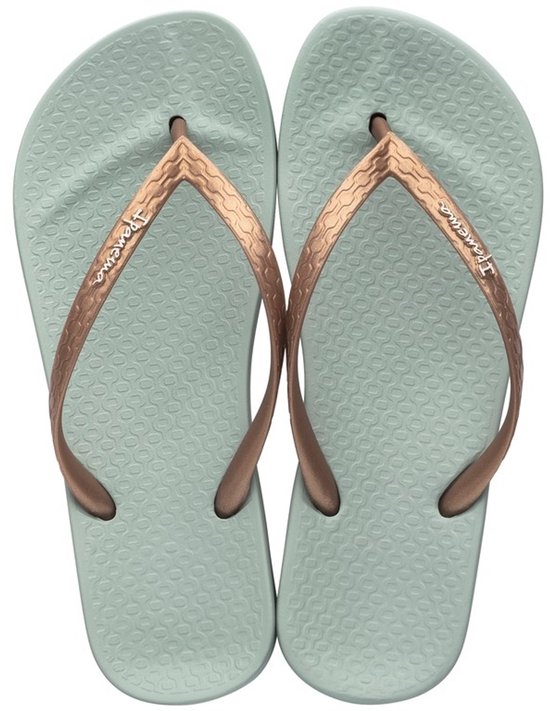 Lichtgroene Ipanema teenslippers met bronzen bandjes, van bovenaf gezien.