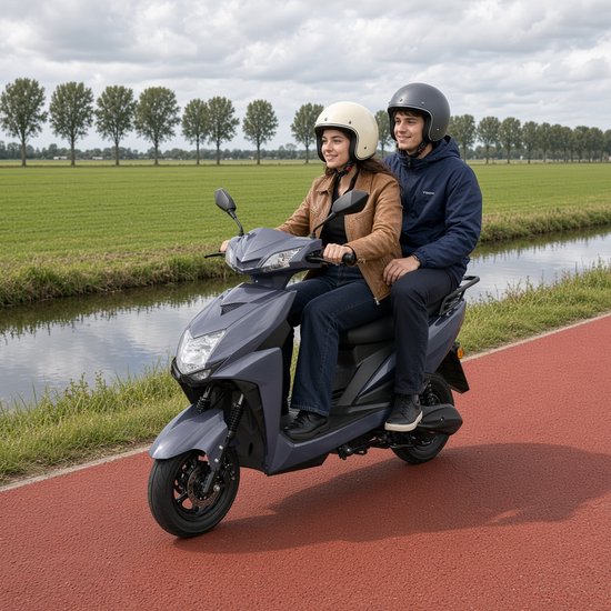 Scooter électrique gris avec deux personnes dessus dans un cadre rural.