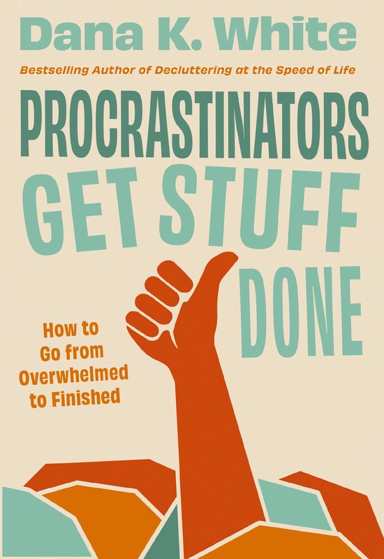 Boek "Procrastinators Get Stuff Done" van Dana K. White met oranje duim omhoog en tekst "How to Go from Overwhelmed to Finished".