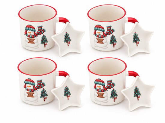 Vier witte mokken met kerstmanprint en rode accenten, elk met een stervormig schaaltje met kerstboom.