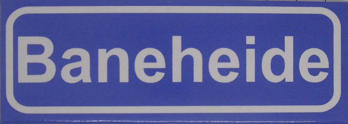 Souv© - koelkast magneet - plaatsnaam bord - kombord - souvenir - koelkastmagneetje - relatiegeschenk Baneheide