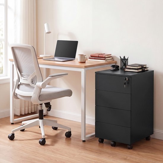 Een zwarte archiefkast met 3 lades op wieltjes, naast een bureau met een bureaustoel.