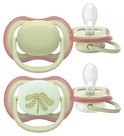 Twee Philips Avent Ultra Air fopspenen in lichtgroen met een roze rand. Eén fopspeen heeft een gouden libel opdruk.