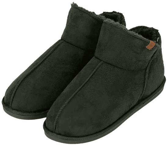 Zwarte, suède pantoffels met teddy voering en een label aan de zijkant.