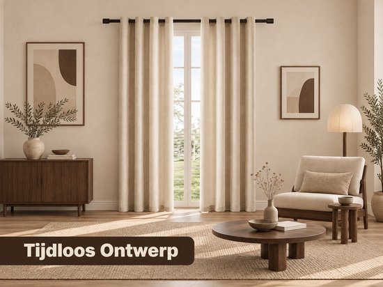Een lichte, neutrale woonkamer met beige gordijnen voor een raam, een houten salontafel en een fauteuil.