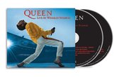 Queen Live at Wembley Stadium CD-hoes met Freddie Mercury in geel en wit, met 2 cd's.