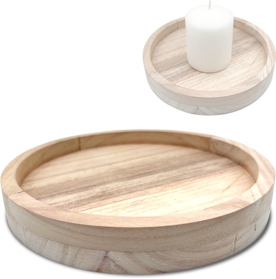 Rond houten dienblad met een lichte nerf, met een witte kaars erop.