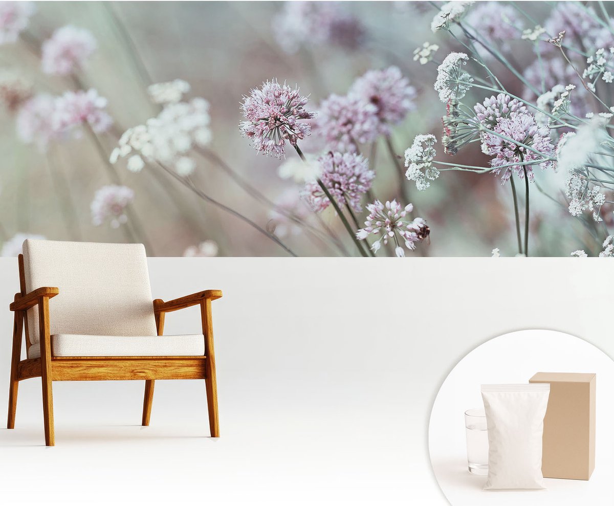 Wallfluent Fotobehang - Wit Vliesbehang - 250x104 cm - Wilde Bloemen Muurschildering - Slaapkamer behang Bloemen En Planten - Fotobehang Vlies - Slaapkamer behang