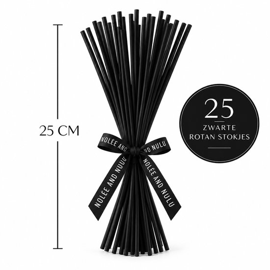 Bundel van 25 zwarte rotan geurstokjes van 25 cm, samengebonden met een zwart lint met 'Nolée and Nulu' logo.