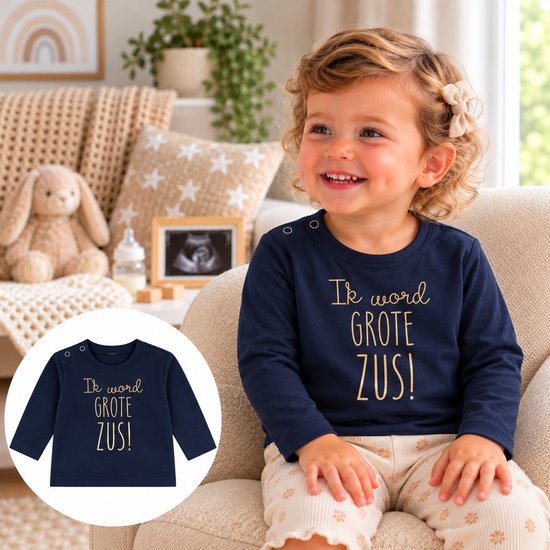 T-shirt bleu marine à manches longues avec le texte doré 'Ik word GROTE ZUS!' porté par un enfant souriant.