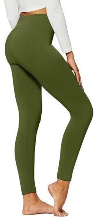 Zijaanzicht van een olijfgroene, nauwsluitende legging met hoge taille.