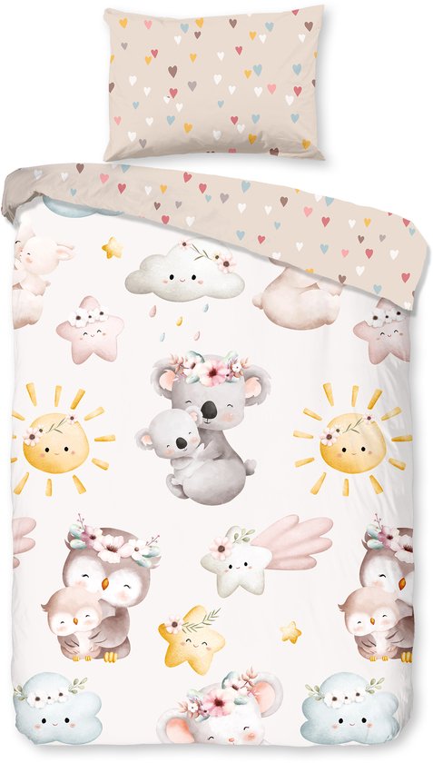 Dekbedovertrek met zandkleurige achtergrond, print van koala's, uilen en zonnetjes met bloemen, en hartjes op het kussen.