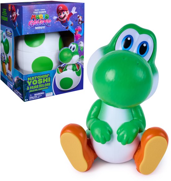 Groene Hatchin' Yoshi figuur met oranje schoenen naast een doos met 'The Super Mario Galaxy Movie' branding.