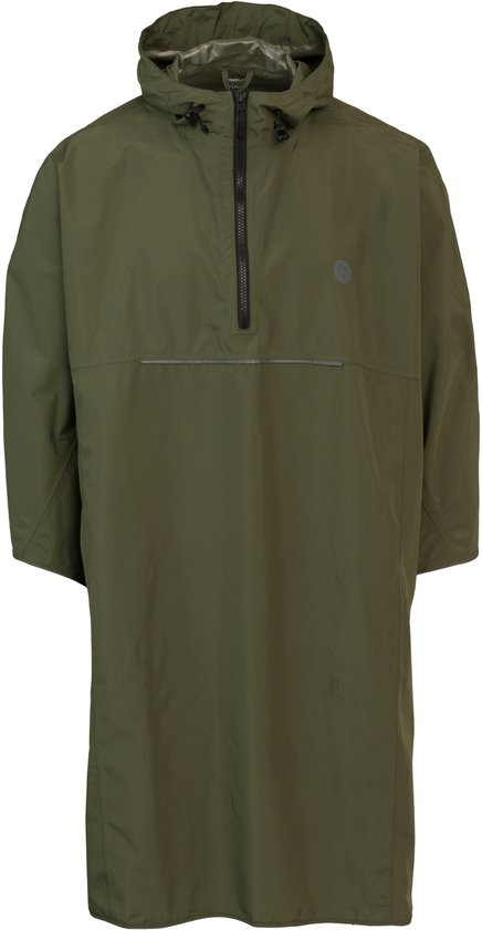 Voorkant van een olijfgroene AGU regenponcho met ritssluiting bij de hals en reflecterende details.