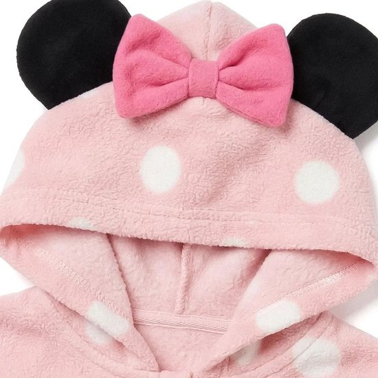 Capuchon van roze onesie met witte stippen, zwarte oortjes en een roze strik.