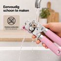 Roze blikopener wordt onder de kraan afgespoeld; handwas wordt aanbevolen.