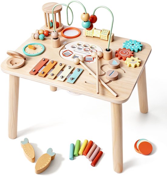 Houten activiteitentafel met kralendoolhof, xylofoon, tandwielen, klok, rammelaar en losse houten wortels en schijfjes.