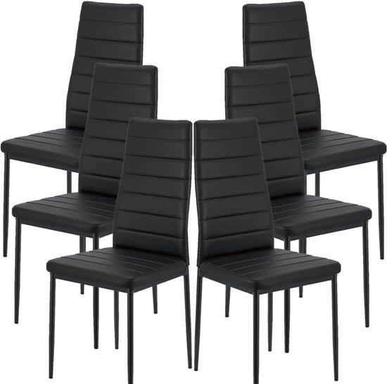 Set van zes zwarte eetkamerstoelen met horizontale stiksels en slanke zwarte metalen poten.