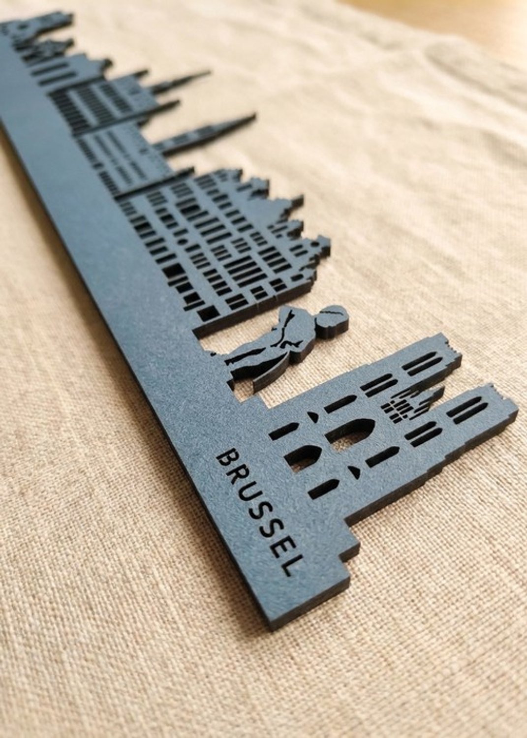 Houten Skyline Brussel | Wanddecoratie voor aan de muur | Blauw MDF | 70 x 14 cm