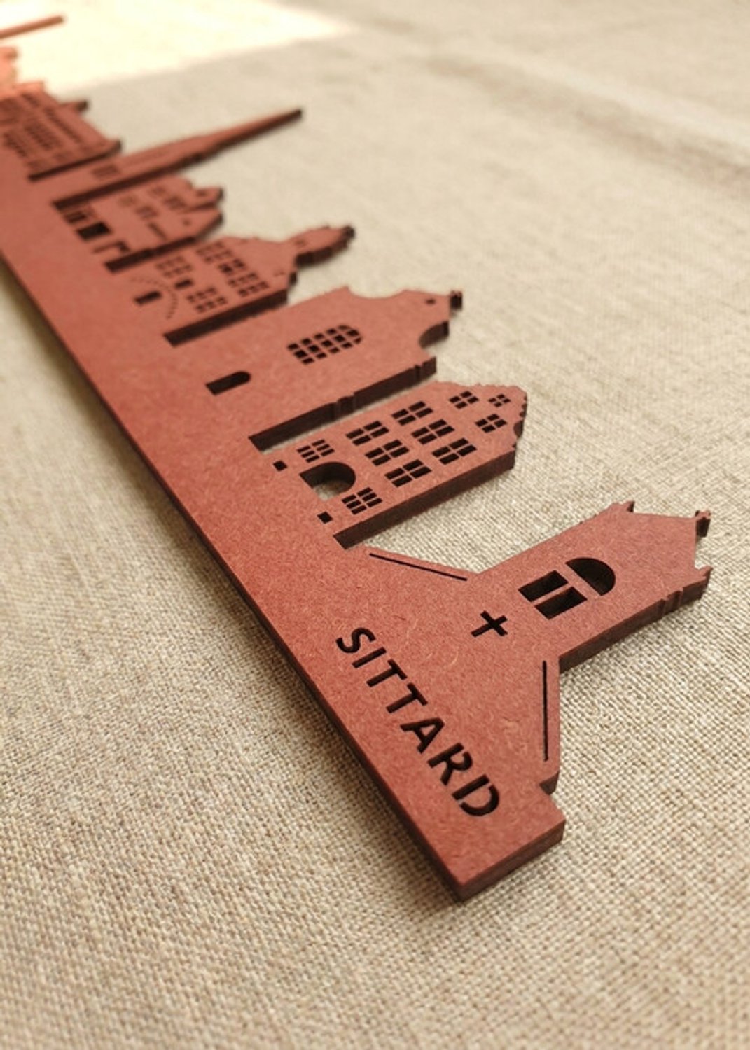 Houten Skyline Sittard | Wanddecoratie voor aan de muur | Rood MDF | 70 cm breed