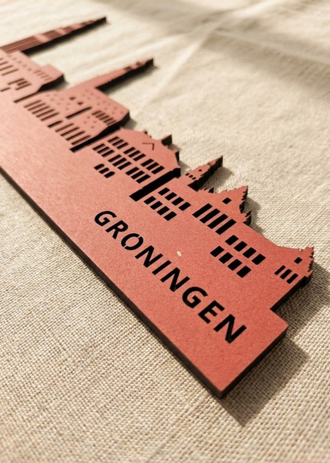 Houten Skyline Groningen | Wanddecoratie voor aan de muur | Rood MDF | 70 x 14 cm