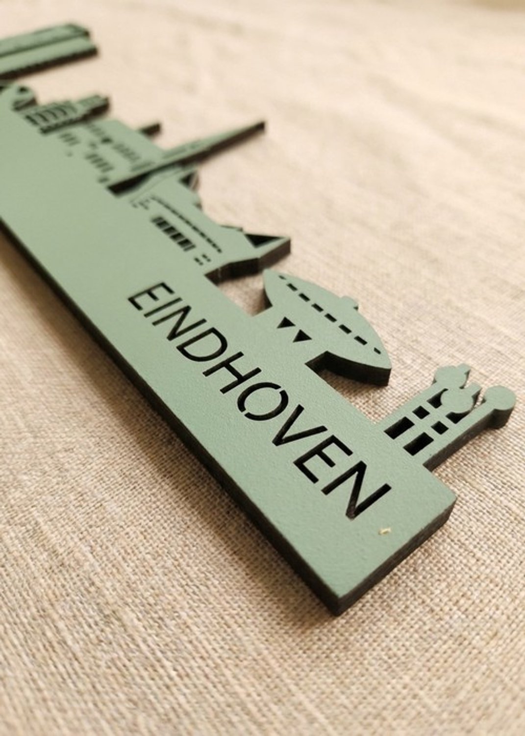 Houten Skyline Eindhoven | Wanddecoratie voor aan de muur | Groen MDF | 70 x 14 cm
