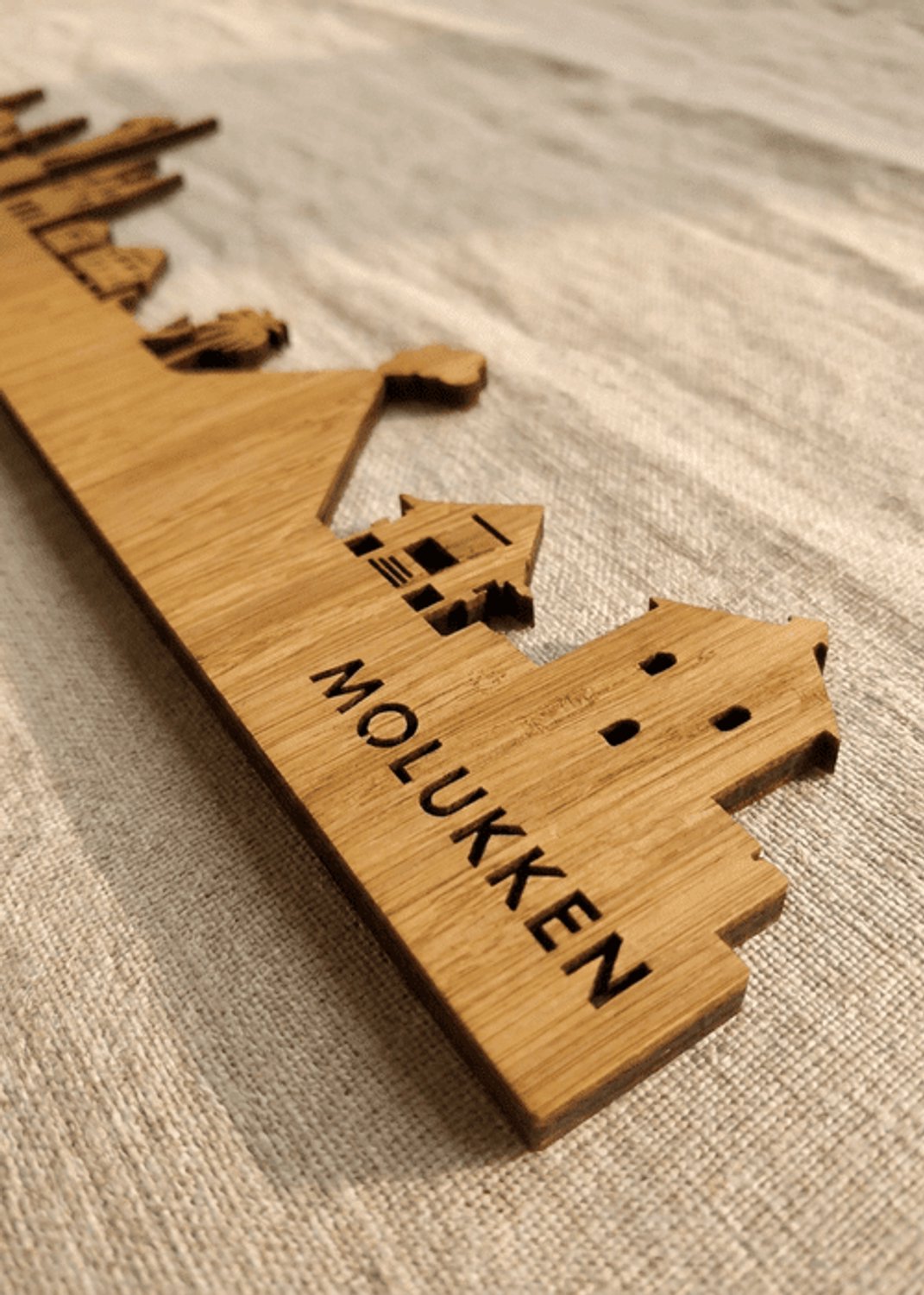 Houten Skyline Molukken | Wanddecoratie voor aan de muur | Bamboe | 100 x 14 cm