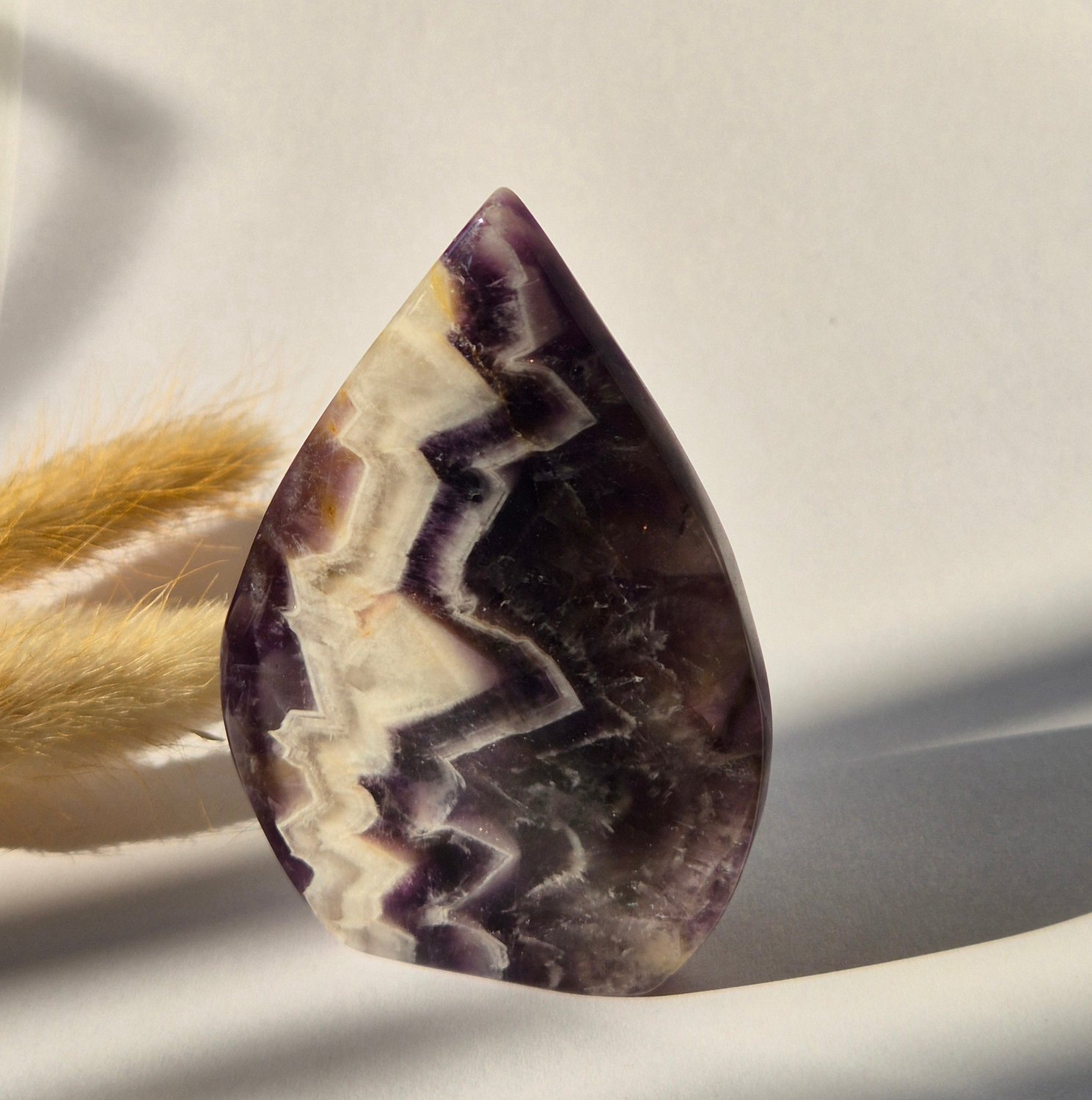 Moonlight Gemstones Dream Amethist - Druppelvormige Drop Staande Edelsteen Kristal - 92gram Meerkleurig