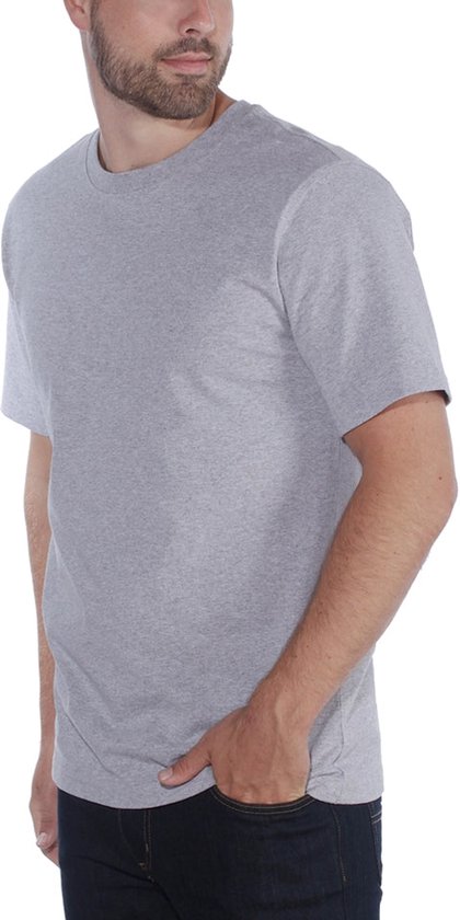 Model draagt een grijs T-shirt met korte mouwen en ronde hals, gecombineerd met een donkere jeans.