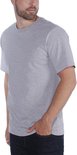 Model draagt een grijs T-shirt met korte mouwen en ronde hals, gecombineerd met een donkere jeans.