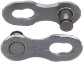 Twee grijze KMC 10S fietsketting-sluitschakels met metalen afwerking.
