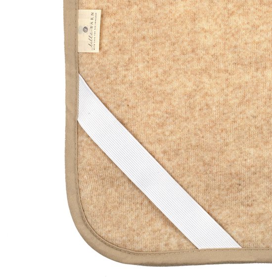 Amandelkleurige wollen onderlegger met beige rand en wit elastiek, voorzien van een Lille Barn label.