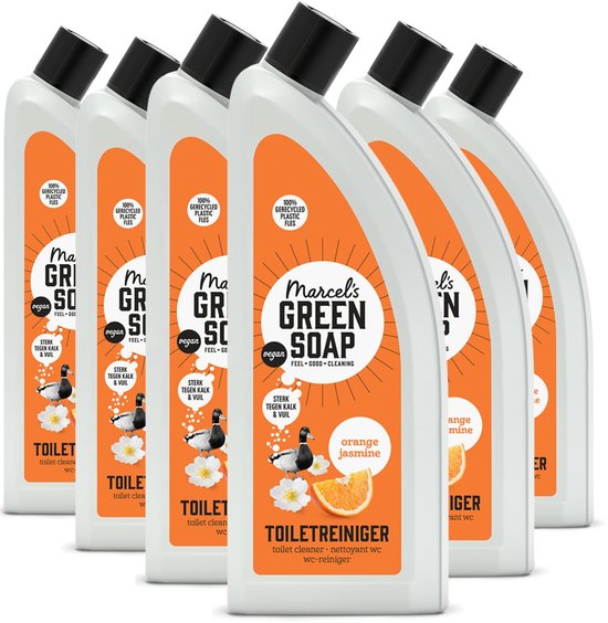 Zes flessen witte toiletreiniger met oranje label, op een rij.