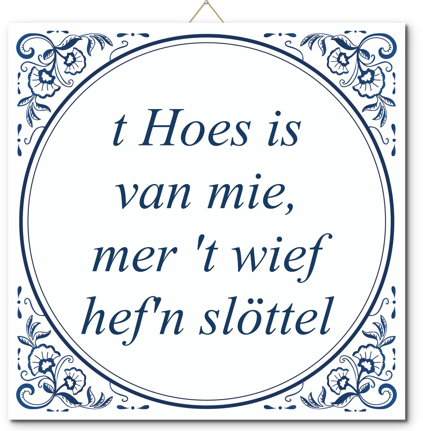 De Tegeltjesfabriek Tegeltje met hangertje - t Hoes is van mie, mer 't wief hef'n slöttel wit en blauw