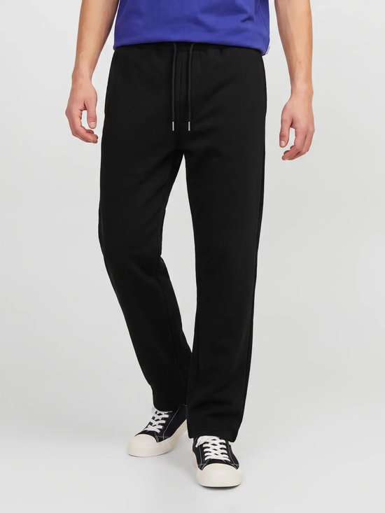 Zwarte joggingbroek met trekkoord in de taille, gedragen door een model met een blauw T-shirt en zwarte sneakers.