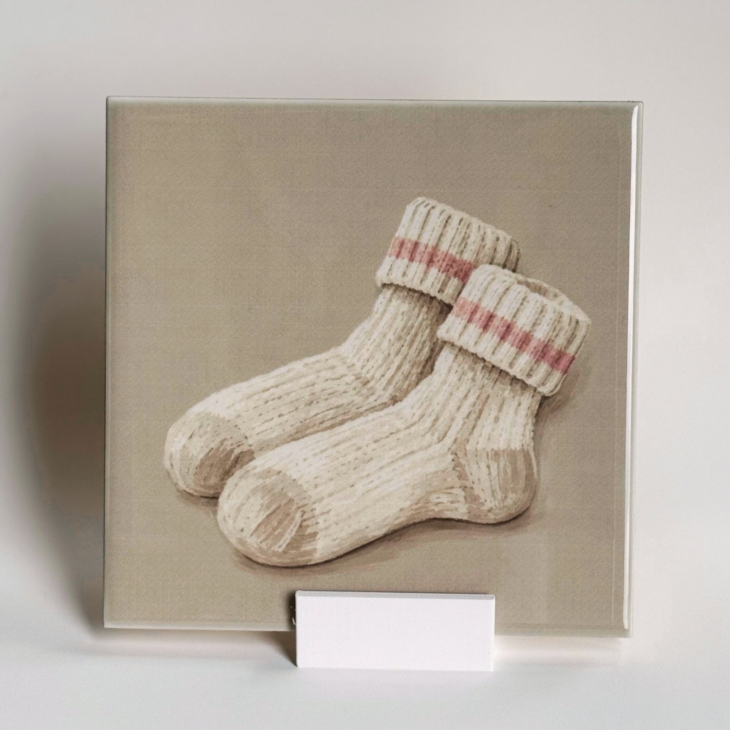 Bedruk King Tegeltje met Gebreide Sokken – Keramisch Tegeltje 11x11 cm met Houdertje – Herfstdecoratie