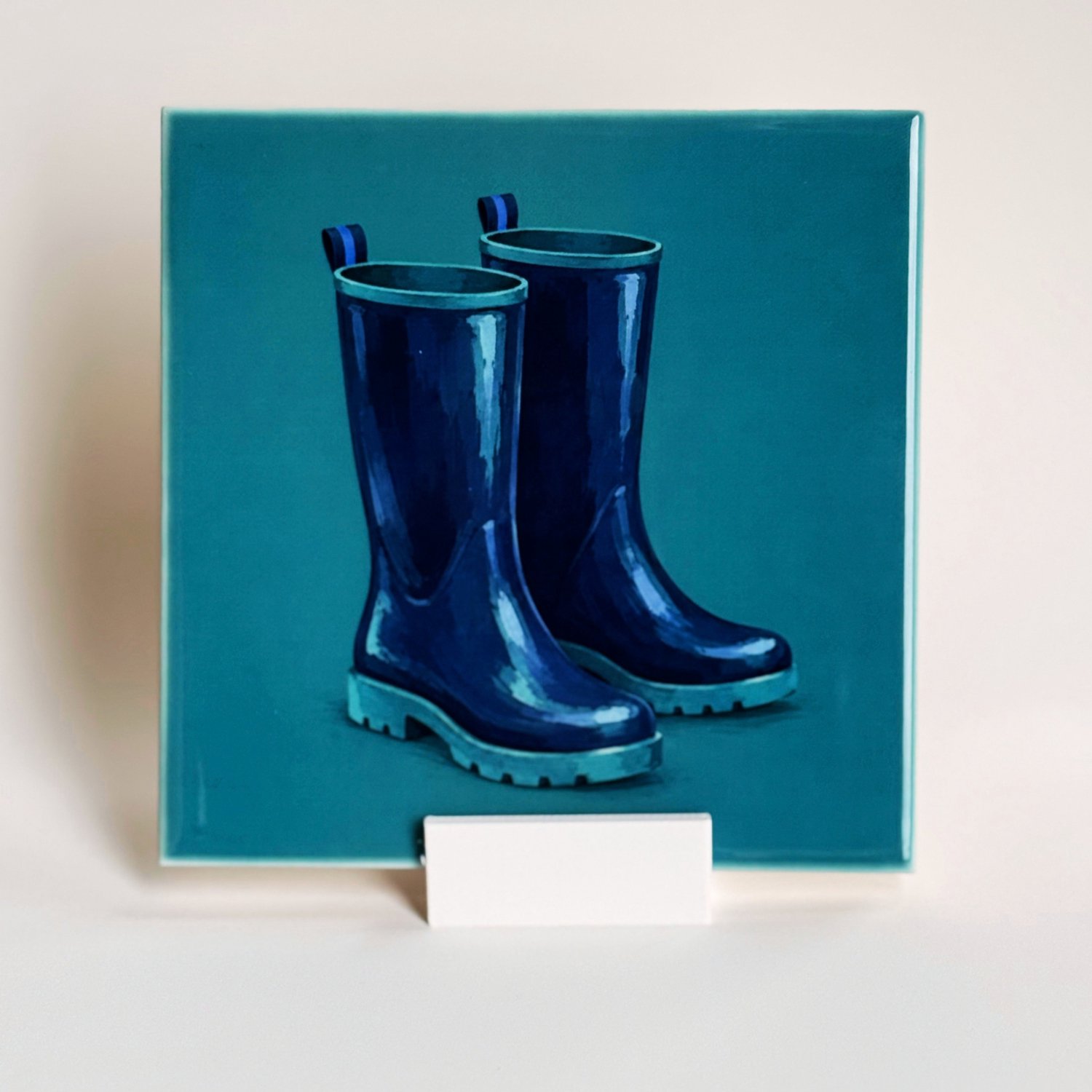 Tegeltje met Blauwe Regenlaarzen – Keramisch Tegeltje 11x11 cm met Houdertje – Herfstdecoratie
