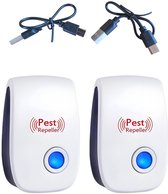 Twee witte ongedierteverjagers met blauwe led-knoppen en twee USB-kabels.