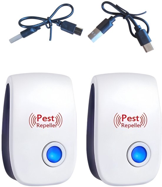 Twee witte ongedierteverjagers met blauwe led-knoppen en twee USB-kabels.