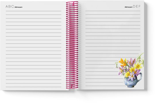 Open agenda met een spiraalbinding, met een gedecoreerde pagina links met een bloemstuk in een blauw vaasje.