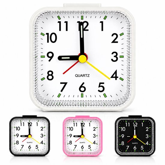 Vierkante witte wekker met analoge wijzerplaat. Drie wekkers getoond: wit, roze en zwart.