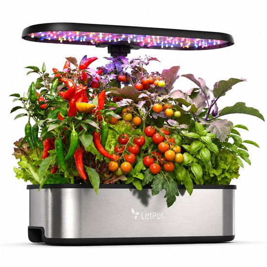 LetPot SE kweeksysteem met zilverkleurige bak en volle, diverse beplanting met rode pepers, kerstomaatjes, sla en kruiden onder LED groeilamp.