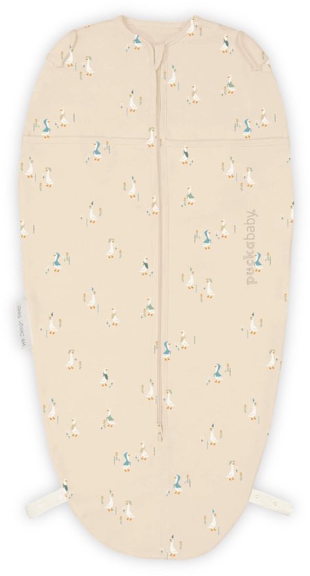 Roomwitte slaapzak met all-over print van ganzen. "puckababy" logo op de voorkant.