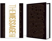 De Message Student Bible, met de titel in goudkleurige letters op een witte kaft. De achterkant is zwart met gedrukte tekst.