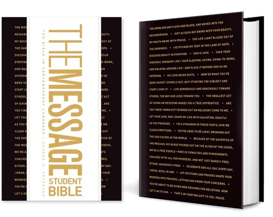 De Message Student Bible, met de titel in goudkleurige letters op een witte kaft. De achterkant is zwart met gedrukte tekst.
