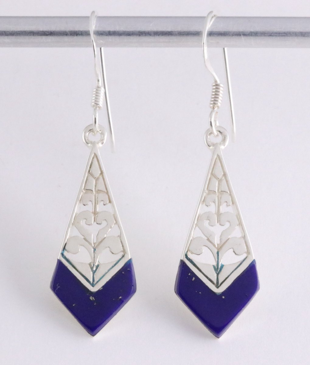 Opengewerkte zilveren oorbellen met lapis lazuli